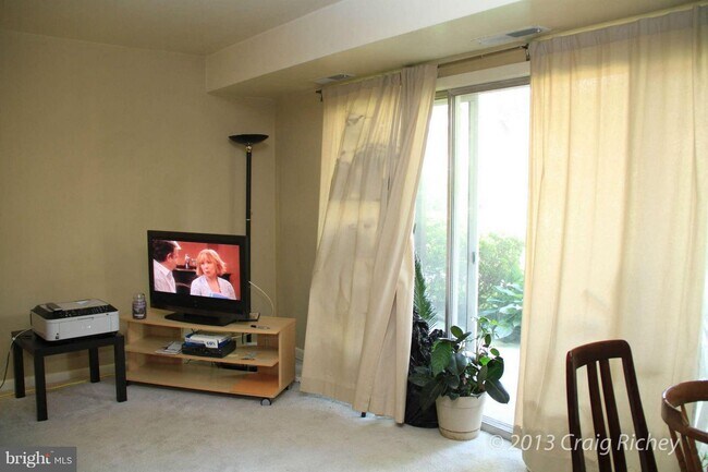 Foto del edificio - 10169 Mosby Woods Dr