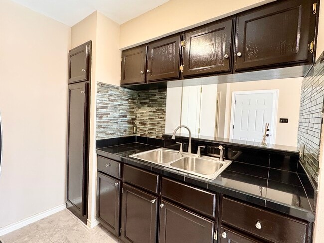 Building Photo - 207 Martingale
