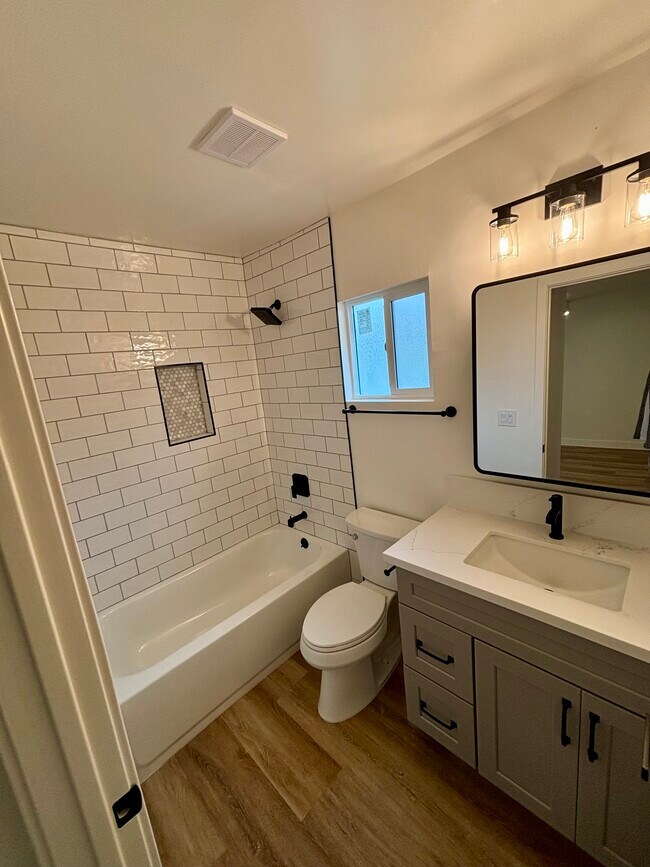 Foto del edificio - 4612 W 168th St