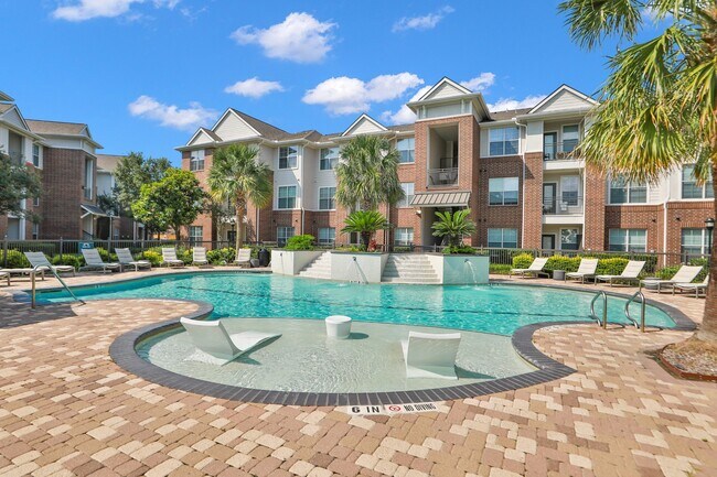 Piscina estilo resort al aire libre en Madison on the Meadow Apartments en Stafford, TX 77477 - Madison on the Meadow