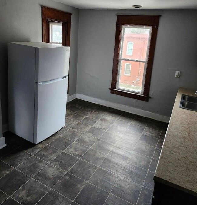 Building Photo - 2047 W 6th St