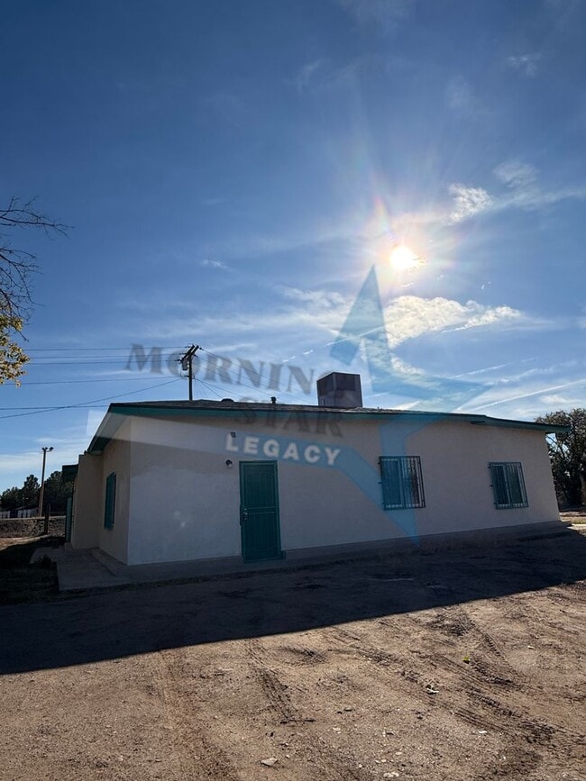 Foto del edificio - Charming Updated Home w/ Enclosed Yard & Storage