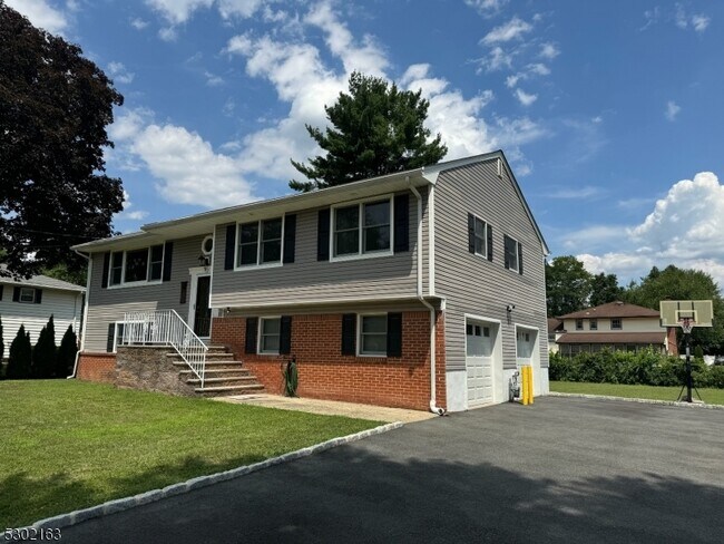 Building Photo - 118 Northfield Rd
