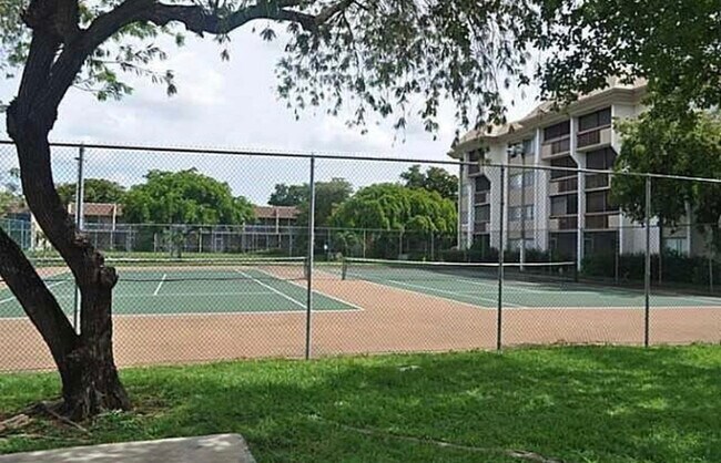 Foto del edificio - 721 N Pine Island Rd