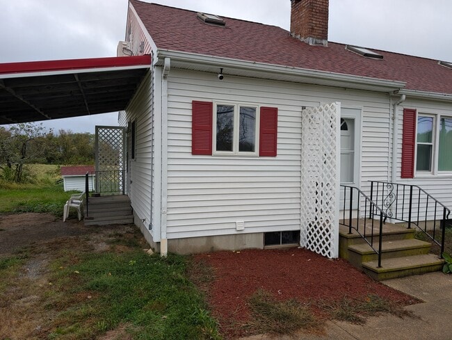 Foto del edificio - 482 Plain Hill Rd