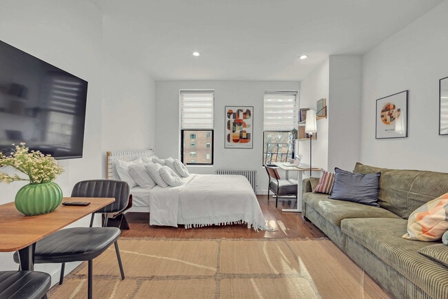 Building Photo - 534 E 14th St