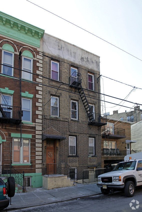 Building Photo - 613 4th St