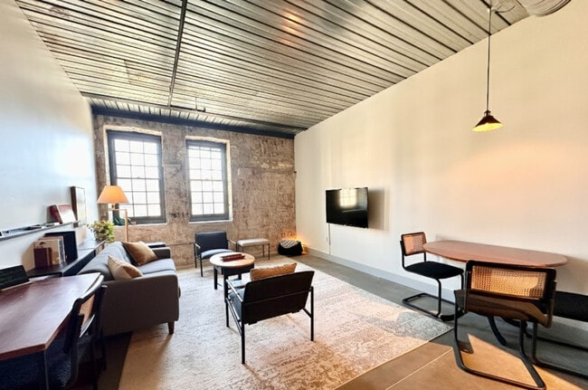 Building Photo - 1009 W Juneau Ave