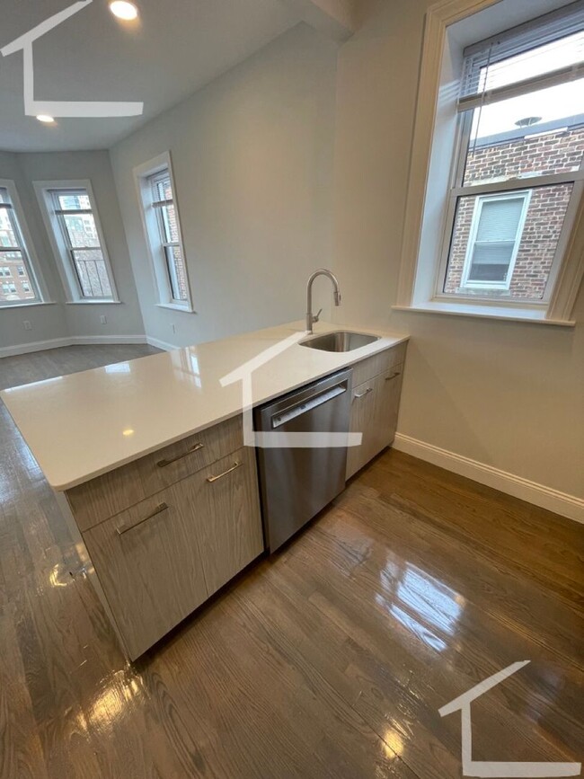 Building Photo - Beautiful, newly renovated, Fenway 1 bed 1...