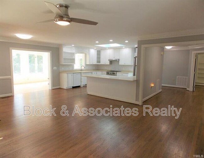 Foto del edificio - 5409 Pine Dr