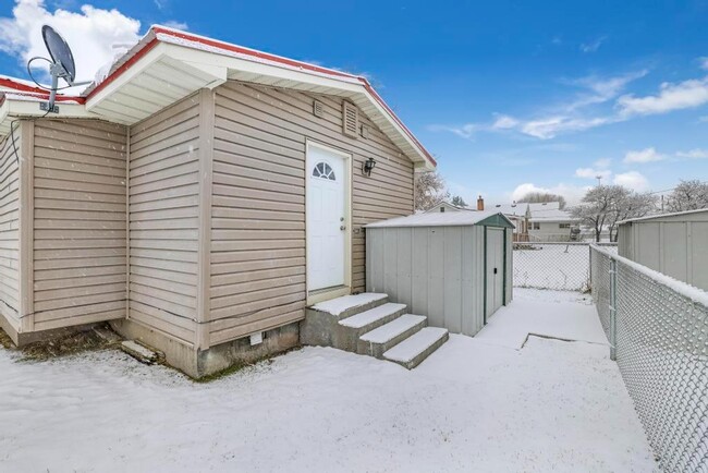 Building Photo - 910 Conant Ave