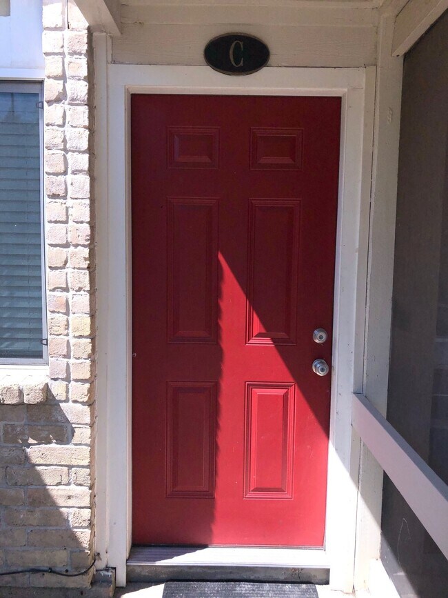 Building Photo - 716 Memorial Mews St