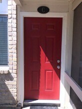 Building Photo - 716 Memorial Mews St