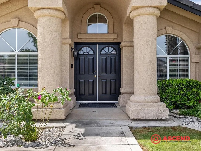 Building Photo - Stunning 4 Bedroom Home Off Brimhall Rd!