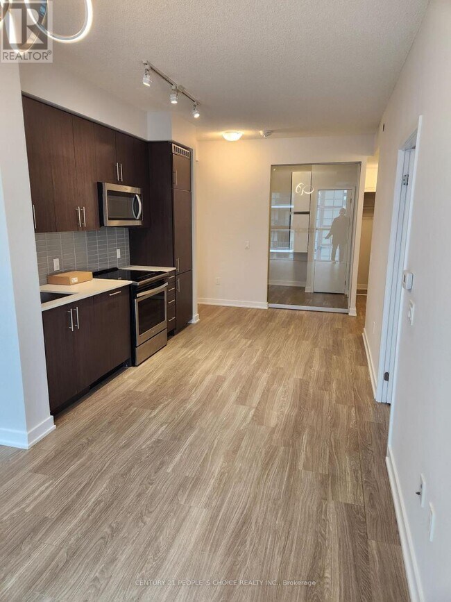 Photo du bâtiment - 4055 Parkside Village Dr