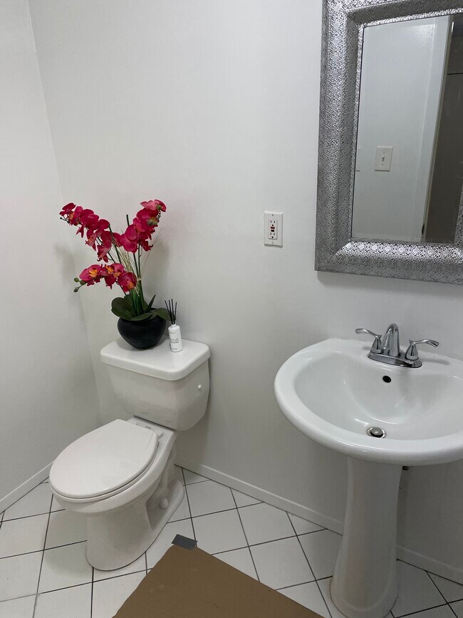 First floor bathroom - 504 Harbor Rd