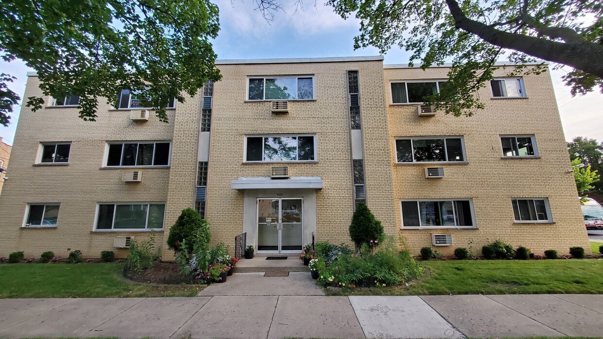 Primary Photo - 5555 W Sunnyside Ave