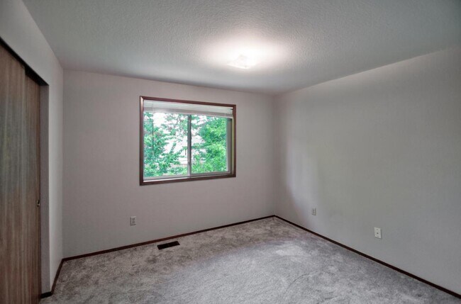 Building Photo - 6120 60th Ct SE