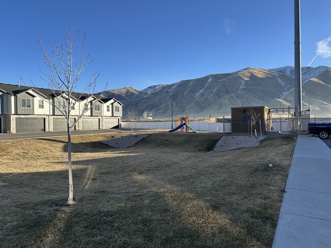 Building Photo - 852 250 N