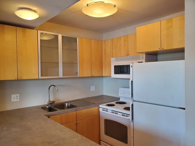 Building Photo - 5506 E Lake Dr