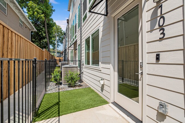Foto del edificio - 1 bedroom with office and yard in beautiful Lakewood!