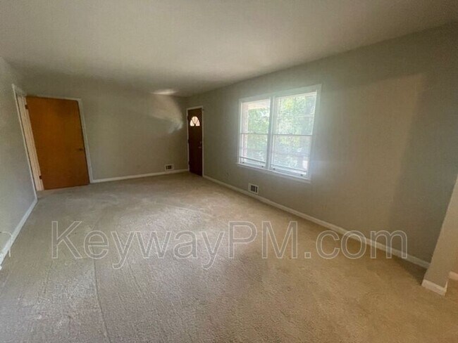 Building Photo - 1125 Crestview Drive
