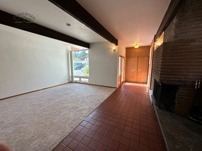 Building Photo - Mid-Century Modern 3-bedroom 2 bathrooms l...