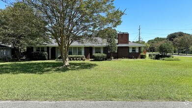 Building Photo - 500 Chickasaw Dr