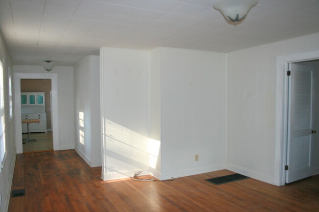 Building Photo - 2 Bedroom house in Hendersonville!!