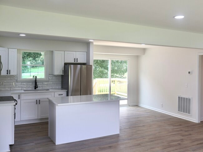 Building Photo - 129 Lake Point Dr