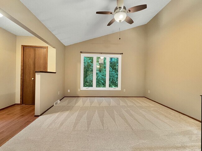 Foto del edificio - 7680 Silver Lake Rd