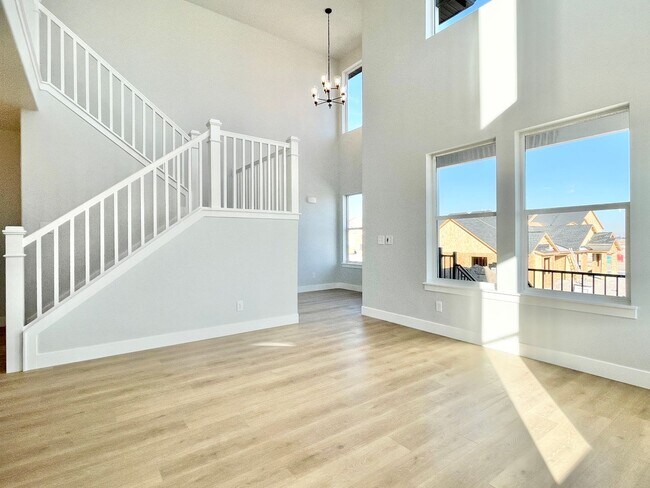 Building Photo - Awesome Corner Poolside Townhome!