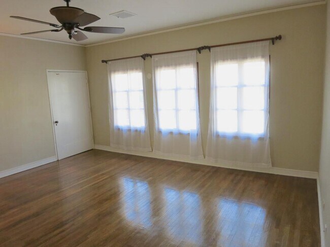 Foto del edificio - 230 Columbia Ave