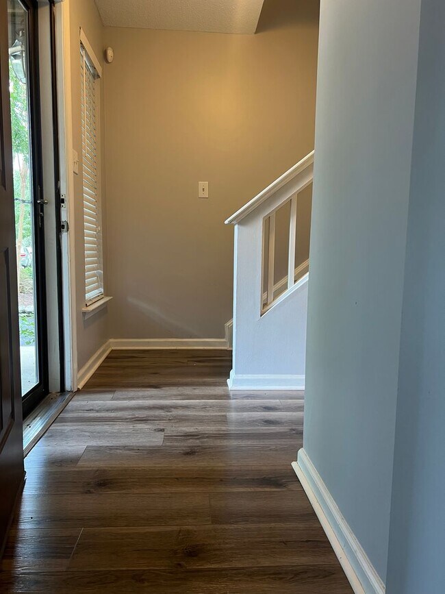 Foto del edificio - 991 Hollymeade Cir
