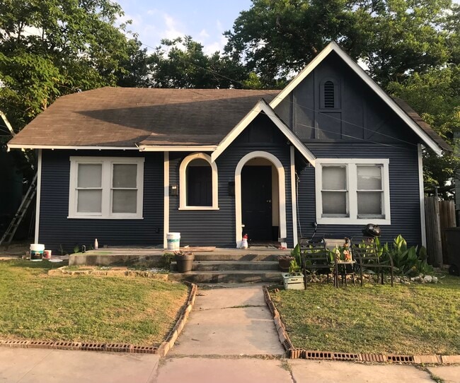 Building Photo - 818 W Lynwood Ave