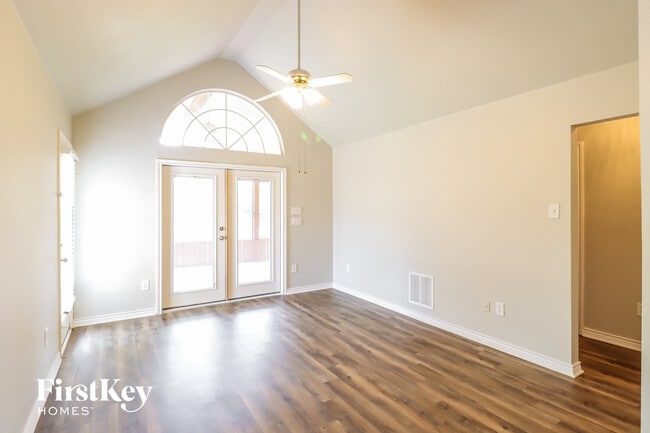 Foto del edificio - 2204 Reedway Ct