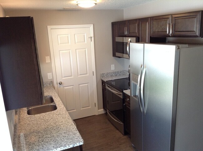 Foto del edificio - 2 Bedroom/2 Bathroom Triplex with Large Fe...