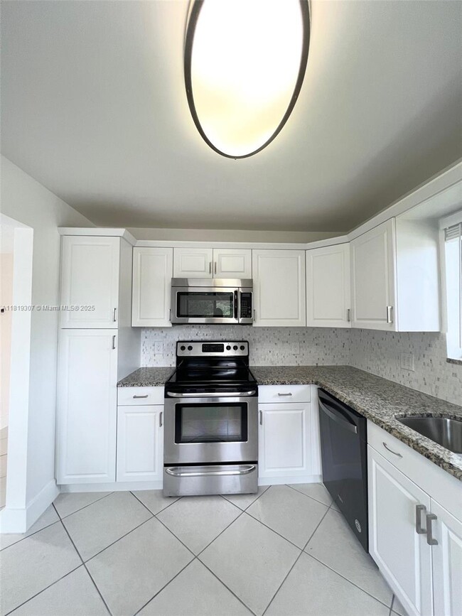 Building Photo - 304 Racquet Club Rd