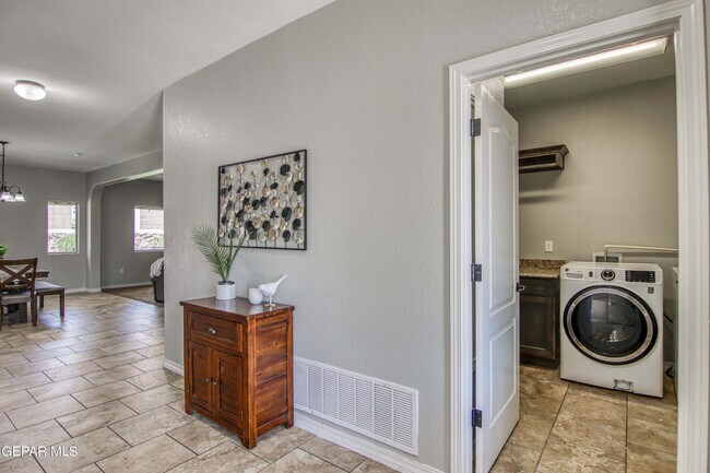 Foto del edificio - 14673 Hunters Grove Ave