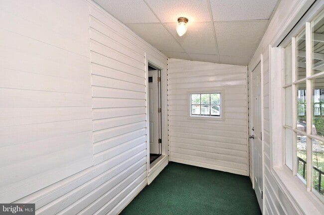 Building Photo - 832 Stanbridge St