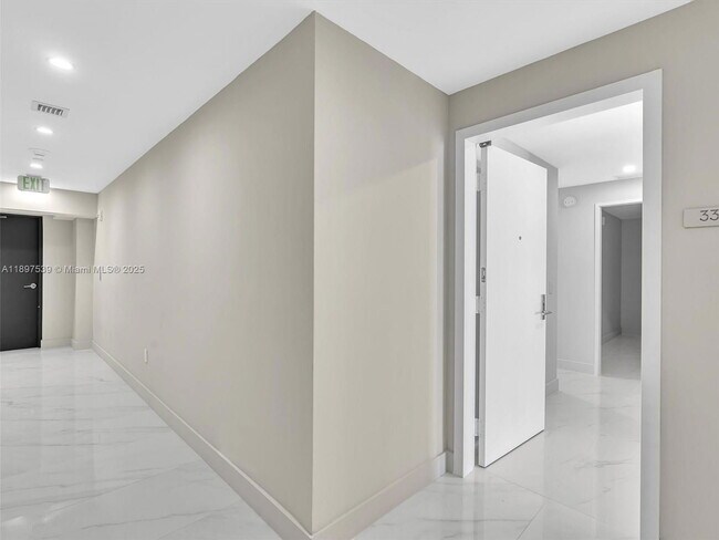 Foto del edificio - 700 NE 24th St