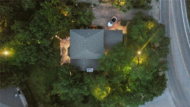 Foto del edificio - 301 Hurst Creek Rd