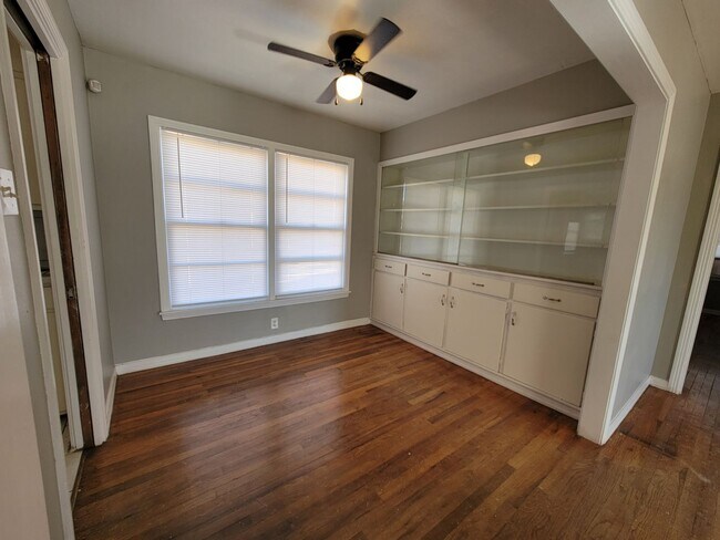 Foto del edificio - UPDATED PICTURES COMING SOON!! Cute 2/1/1 in Central Location!