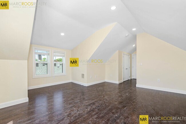 Foto del edificio - 70 Stanley Ave