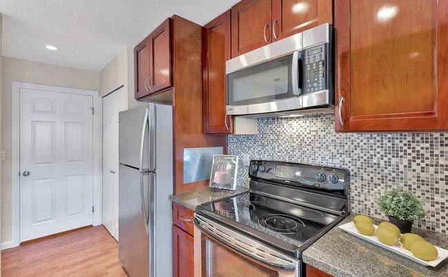 Building Photo - Located in one of Pleasanton’s highly desi...