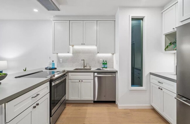 Building Photo - Contemporary Unit with High-End Features