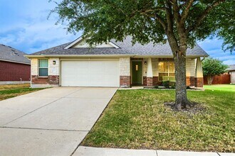 Building Photo - 18717 Royal Pointe Dr