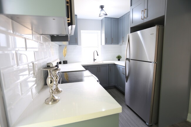 Building Photo - 2 Bedroom Upper Unit | All Utilities & Par...