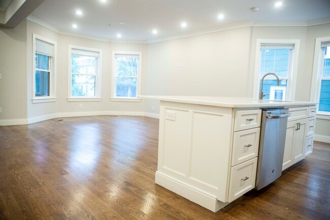 Building Photo - Newly renovated 4 bed 2 bath in Allston....