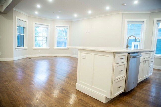 Foto del edificio - Newly renovated 4 bed 2 bath in Allston....